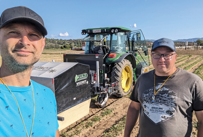 WeedBot līdzīpašnieks un vadītājs Jānis Jaško (pa kreisi) un līdzdibinātājs, mehatronikas speciālists Aldis Pecka.
Foto no uzņēmuma arhīva