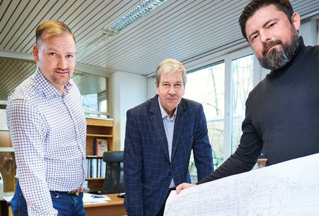 No kreisās: Dairis Laimiņš, SIA Kārlis īpašnieks, Ivars Alksnis, tehniskais direktors, un Jānis Matisons, valdes loceklis