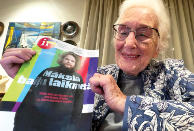 Vispirms Natālija Neiburga no Melburnas izlasa komentārus un tad — rakstu pēc raksta. Pēc tam pie žurnāla tiek viņas bērni un mazbērni, bet beigu beigās tas dodas pie senioriem, kas apmetušies Latviešu ciemā. Sarunas ekrānuzņēmums