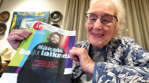 Vispirms Natālija Neiburga no Melburnas izlasa komentārus un tad — rakstu pēc raksta. Pēc tam pie žurnāla tiek viņas bērni un mazbērni, bet beigu beigās tas dodas pie senioriem, kas apmetušies Latviešu ciemā. Sarunas ekrānuzņēmums