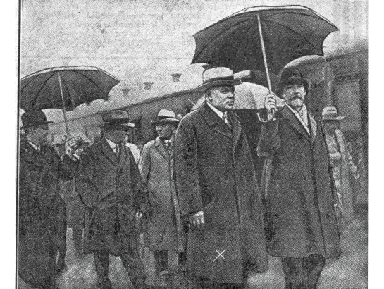 Latvijas premjerministrs Kārlis Ulmanis un Igaunijas ārlietu ministrs Jāns Tenisons zem viena lietussarga Tallinas stacijā 1931. gada augustā. Kas zina, varbūt tas bija Joelsona izstrādājums