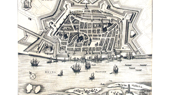 Skats uz Rīgu no putna lidojuma 1641. gadā tapušā gravīrā. Tajā redzami neilgi pirms tam uzbūvētie nocietinājumi