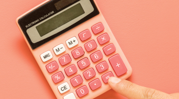 2022_10_hand-with-pink-calculator-colored-surface.png