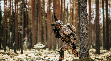 Jauno karavīru militārās pamatmācības kursos Alūksnē.
Foto — Armīns Janiks, Aizsardzības ministrija