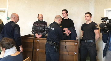 Uz apsūdzēto sola dzemdībās mirušās sievietes tēvs Valdis Simsons un vīrs Renārs Jēgermans.
Foto — Baiba Kļava, no Ir arhīva