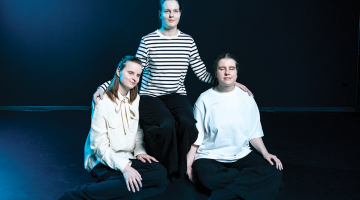 No kreisās: Agnese Puisāne, Sindija Šteinberga un Elīza Kupruka.
Foto — Reinis Hofmanis