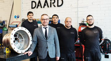 Mārtiņš Pikšs, SIA DAARD Technologies īpašnieks un vadītājs, ar savu komandu.
Foto — Kristīne Madjare