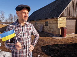 Ukrainas atbalsta mītiņā pie Krāslavas novada domes Aleksejs Strokins cieta kautiņā ar kādu agresīvu vīrieti, kas sanākušos apsaukājis par fašistiem un mēģināja aizdedzināt Ukrainas karogu. Pats Aleksejs dzimis Krievijā, uz Latviju pārcēlās pirms 18 gadiem un Krāslavas novadā izveidojis kempingu.
Foto — Māris Justs