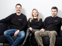 Viangoo dibinātājs un izpilddirektors Pēteris Kļaviņš (no kreisās), finanšu speciāliste Signe Petunova un pārdošanas speciālists Jānis Rudovičs.
Foto — Ieva Salmane